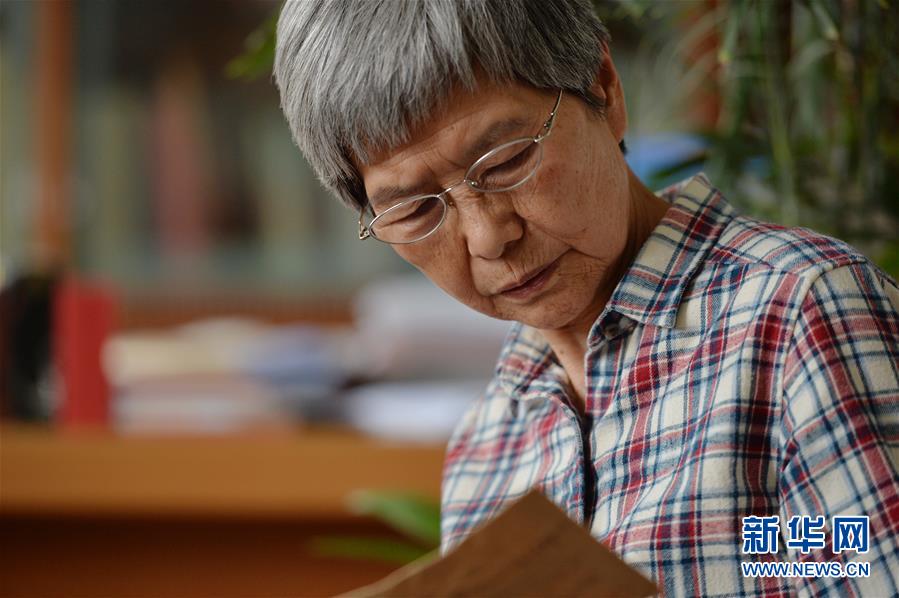 (時(shí)代先鋒·圖文互動(dòng))(6)此生不悔入沙海 勇?lián)厝问家娊?mdash;—敦煌研究院文物保護(hù)利用群體群像