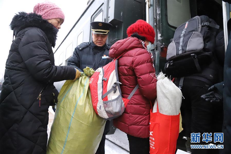 （新春走基層&middot;圖文互動）（4）小康路上，與&ldquo;小慢車&rdquo;同行&mdash;&mdash;長白山區綠皮火車二三事