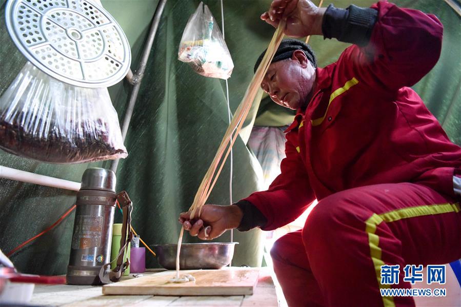 （新春走基層&middot;圖文互動）（7）大漠中，一頂帳篷守歲五年