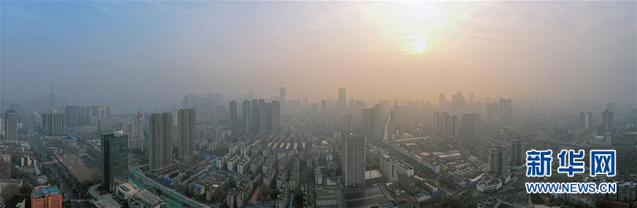 (新華全媒頭條)(1)非常“10+1”——武漢春節(jié)假期延長第一天掃描