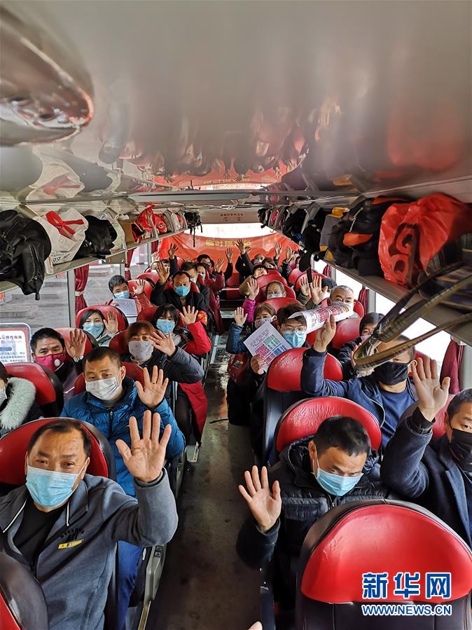 (做好六穩(wěn)工作 應(yīng)對復(fù)雜局面·圖文互動(dòng))(1)四川:“點(diǎn)對點(diǎn)、一站式”送農(nóng)民工安全返崗