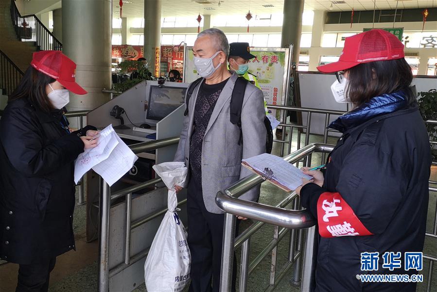 (做好六穩(wěn)工作 應(yīng)對復(fù)雜局面·圖文互動(dòng))(3)四川:“點(diǎn)對點(diǎn)、一站式”送農(nóng)民工安全返崗