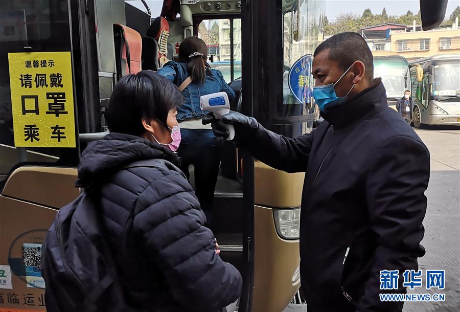 (做好六穩(wěn)工作 應(yīng)對復(fù)雜局面·圖文互動(dòng))(4)四川:“點(diǎn)對點(diǎn)、一站式”送農(nóng)民工安全返崗