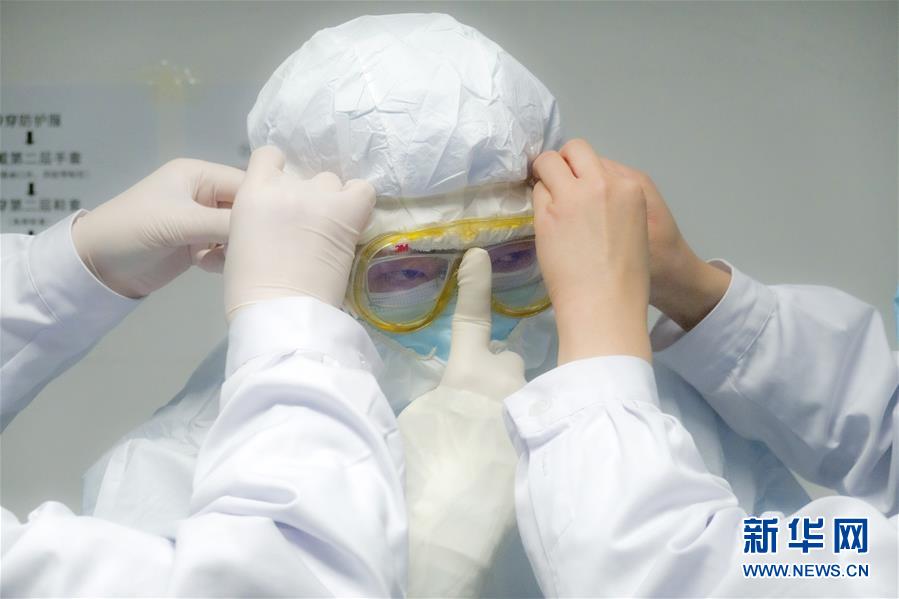 (新華全媒頭條·圖文互動(dòng))(3)“與國(guó)家同舟,與人民共濟(jì)”——新冠肺炎重癥救治同濟(jì)醫(yī)院戰(zhàn)“疫”直擊