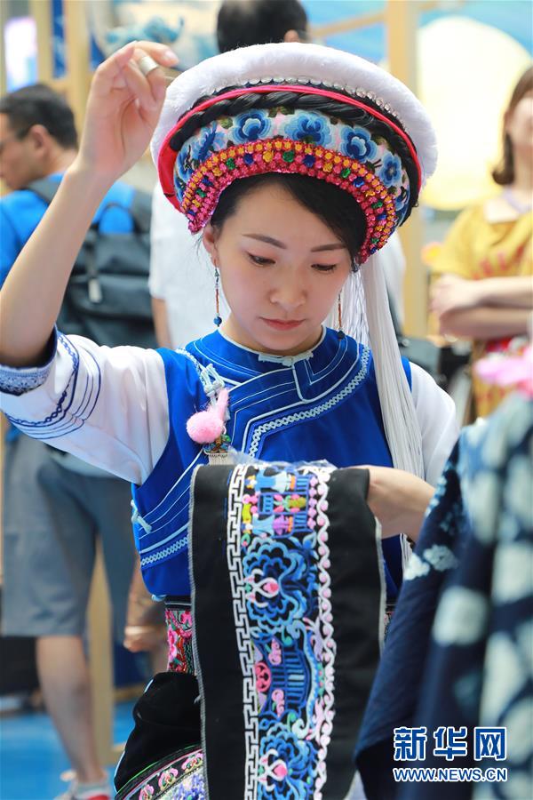 （脫貧攻堅(jiān)風(fēng)采錄&middot;帶頭人&middot;圖文互動(dòng)）（3）背著娃繡著花 養(yǎng)活自己養(yǎng)活家&mdash;&mdash;夏華和13000名大山繡娘的&ldquo;中國夢(mèng)&rdquo;