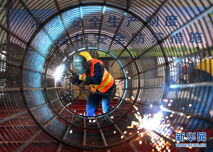 （新華全媒頭條&middot;圖文互動）（17）磨難壓不垮 奮起正當時&mdash;&mdash;習近平總書記在統籌推進新冠肺炎疫情防控和經濟社會發展工作部署會議上的重要講話振奮人心凝聚力量