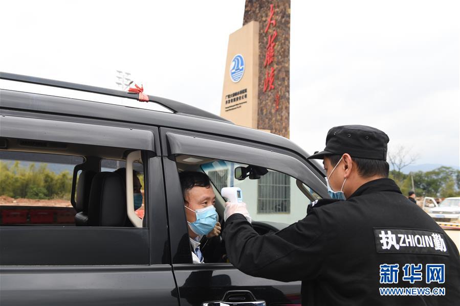 (抓好經濟發展 應對復雜局面·圖文互動)(3)把疫情造成的損失降到最小——廣西生產一線見聞