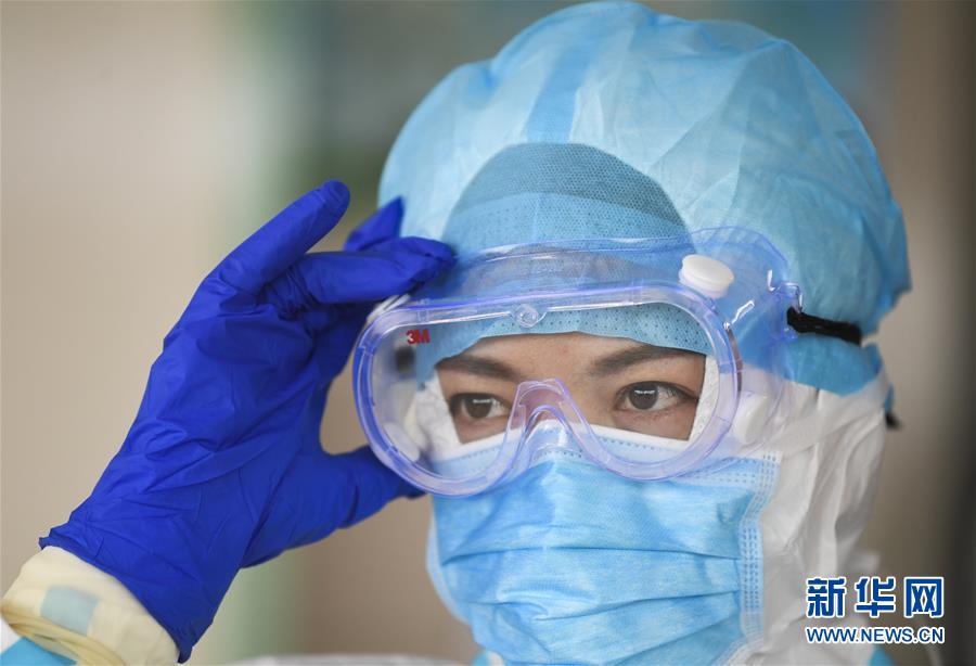 (一線抗疫群英譜·圖文互動(dòng))(4)“我已躬身入局,勢(shì)要共渡難關(guān)!”——戰(zhàn)“疫”一線醫(yī)生黃霞