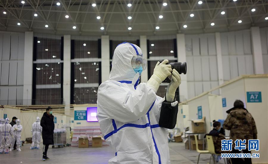 （一線抗疫群英譜&middot;特稿&middot;圖文互動(dòng)）（4）不畏艱險(xiǎn)，深入一線&mdash;&mdash;&ldquo;武漢保衛(wèi)戰(zhàn)&rdquo;一線新聞工作者素描