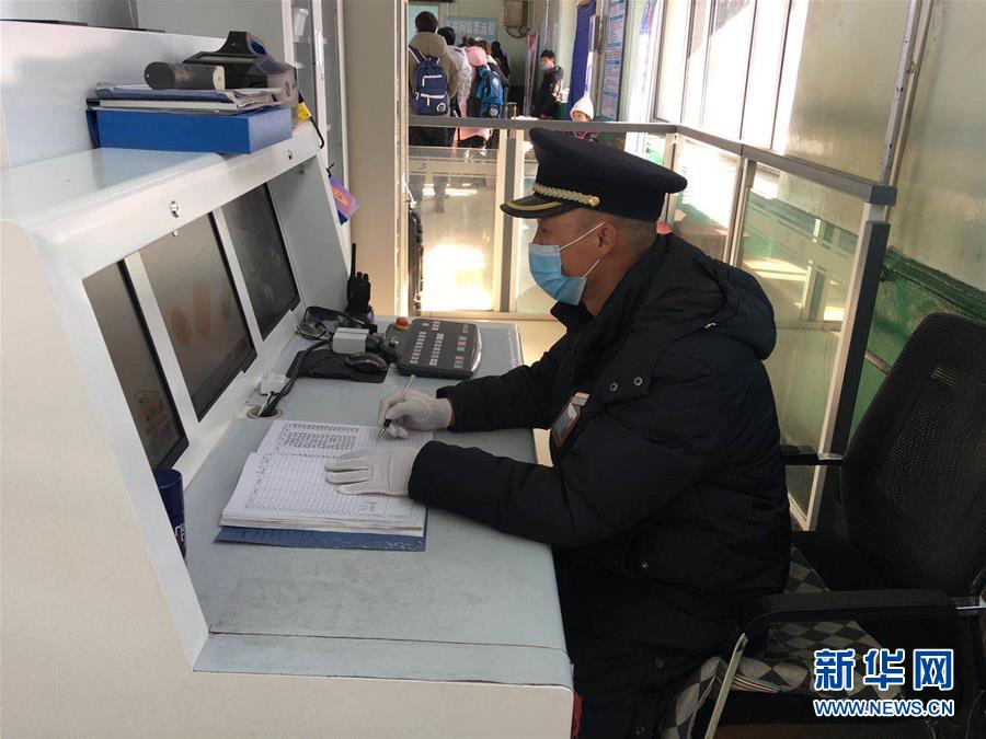 (新華網(wǎng)·圖文互動(dòng))(1)疫情下,小站鐵路安檢員收獲10多萬(wàn)粉絲