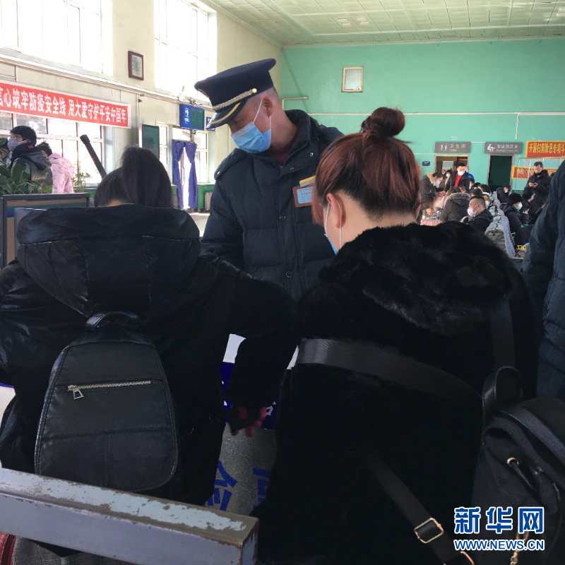 (新華網(wǎng)·圖文互動(dòng))(2)疫情下,小站鐵路安檢員收獲10多萬(wàn)粉絲