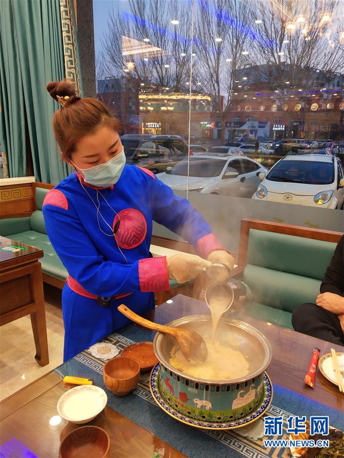 （圖文互動(dòng)）（2）特寫(xiě)：限人數(shù)、分餐吃、用公筷&mdash;&mdash;偏遠(yuǎn)小城&ldquo;吃飯&rdquo;見(jiàn)聞