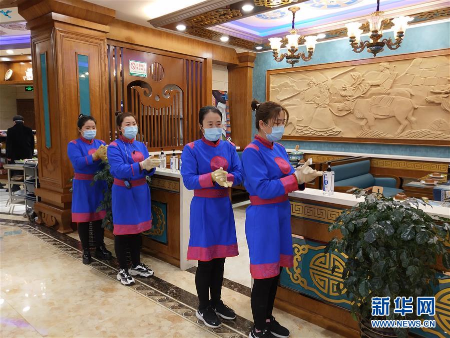 （圖文互動(dòng)）（6）特寫(xiě)：限人數(shù)、分餐吃、用公筷&mdash;&mdash;偏遠(yuǎn)小城&ldquo;吃飯&rdquo;見(jiàn)聞