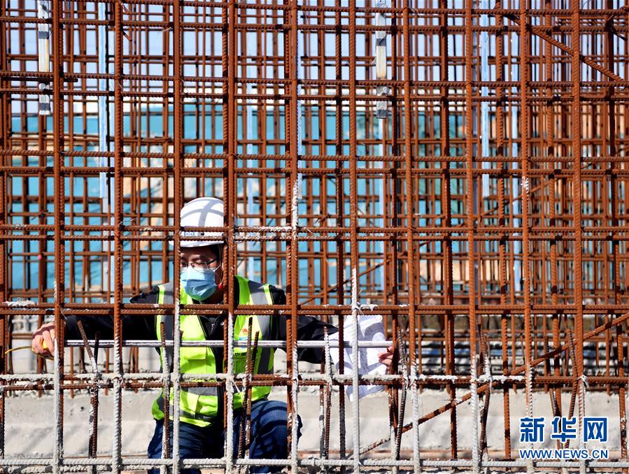 （一線抗疫群英譜&middot;圖文互動）（6）和時間搶生命&mdash;&mdash;記鄭州岐伯山醫院&ldquo;90后&rdquo;參建者梁少智