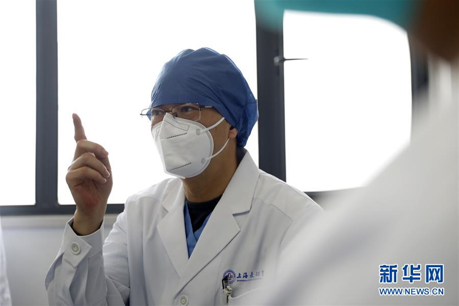 (一線抗疫群英譜·圖文互動)(1)業精情真好軍醫——記湖北省婦幼保健院光谷院區感染三科主任謝渭芬