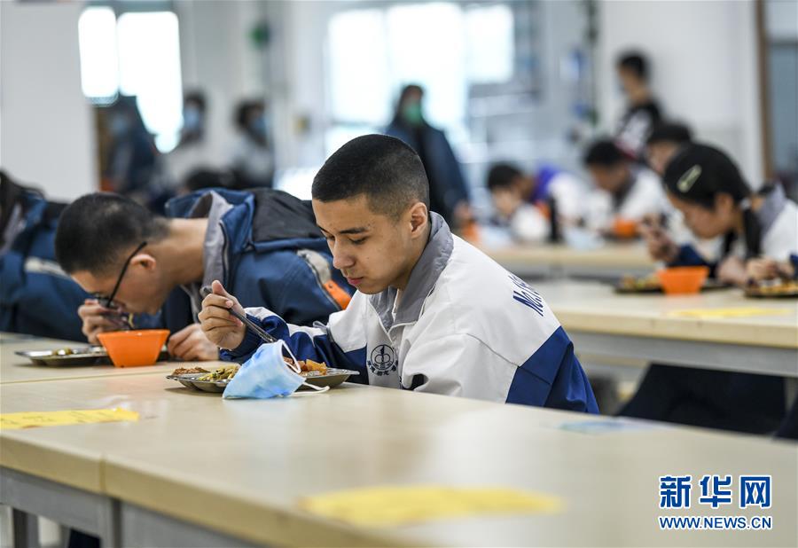 （圖文互動(dòng)）（6）&ldquo;早&rdquo;安同學(xué)，&ldquo;早&rdquo;安老師！&mdash;&mdash;新疆初高中畢業(yè)班復(fù)課一周回訪見(jiàn)聞