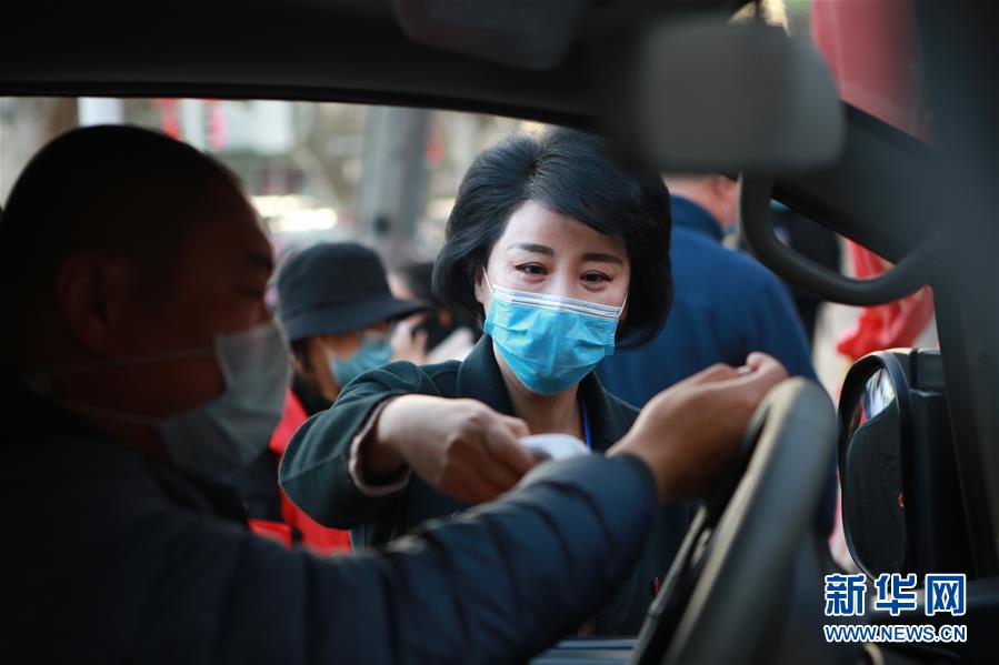 （習近平致敬的戰(zhàn)&ldquo;疫&rdquo;英雄&middot;下沉干部篇&middot;圖文互動）（2）他們，挺身而出守防線