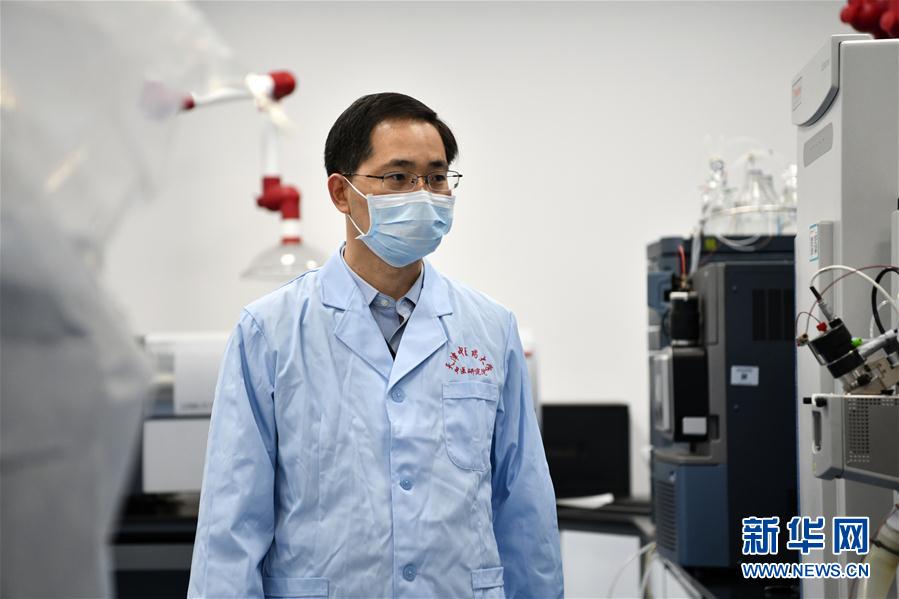 (習近平致敬的戰“疫”英雄·科技工作者篇·圖文互動)(6)他們,爭分奪秒與病魔較量