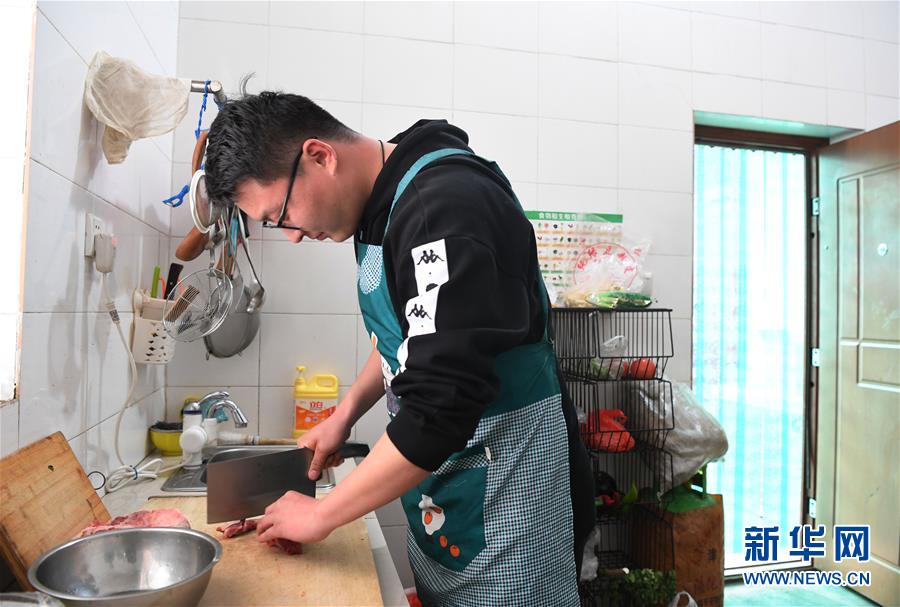 (一線抗疫群英譜·圖文互動)(4)“再年輕,也要學做頂梁柱”——記“95后”干警李文超