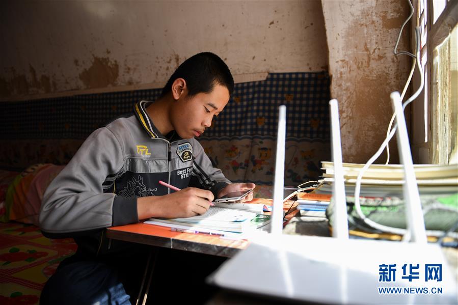 （在習近平新時代中國特色社會主義思想指引下&mdash;&mdash;新時代新作為新篇章&middot;習近平總書記關切事&middot;圖文互動）（7）讓城市更聰明　讓經(jīng)濟更智慧&mdash;&mdash;各地加快形成數(shù)字新動能促經(jīng)濟社會行穩(wěn)致遠