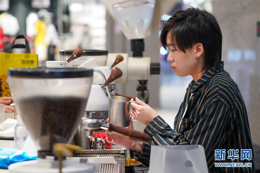 (圖文互動(dòng))(2)“觸網(wǎng)”直播間 引領(lǐng)“小眾圈”——新興職業(yè)青年的初心與匠心