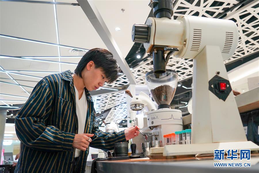 (圖文互動(dòng))(3)“觸網(wǎng)”直播間 引領(lǐng)“小眾圈”——新興職業(yè)青年的初心與匠心