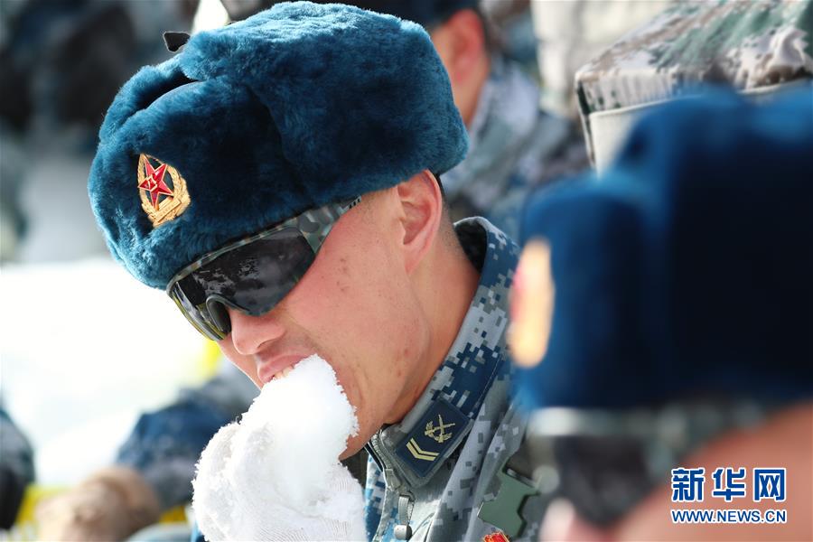 （圖文互動）（3）特寫：山再高，也要把給養送上去！
