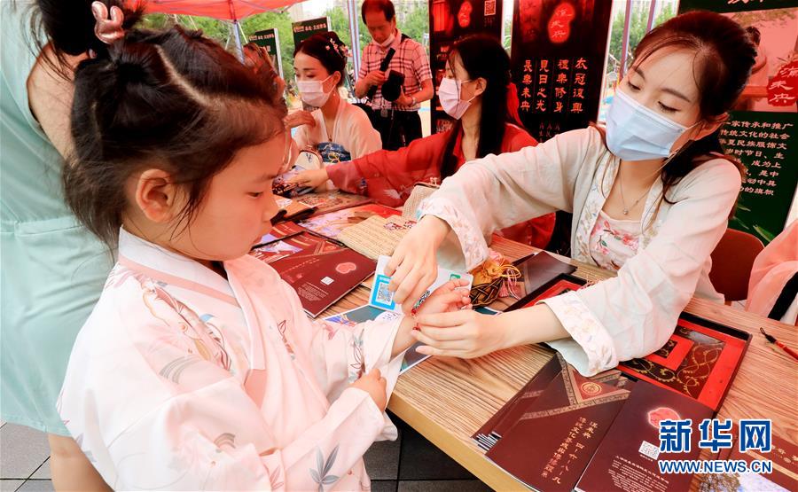 （新華全媒頭條&middot;圖文互動）（7）線上線下消費升溫 文旅活動邁上&ldquo;云端&rdquo;&mdash;&mdash;端午假期透視我國經濟高質量發展新動力