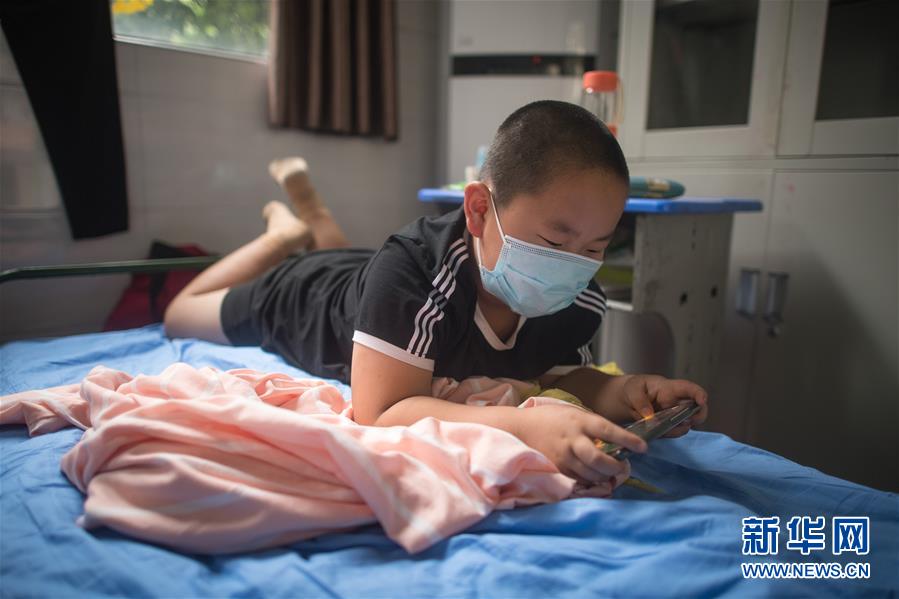 (防汛抗洪·圖文互動)(1)為人民生命安全撐起“安全傘”——湖北緊急轉移安置受災群眾速寫