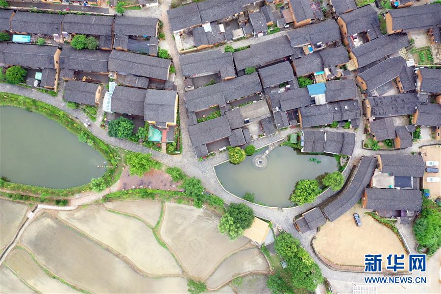 (新華全媒頭條·走向我們的小康生活·圖文互動)(7)大山深處有“新家”——大別山村繪出現(xiàn)代版“富春山居圖”