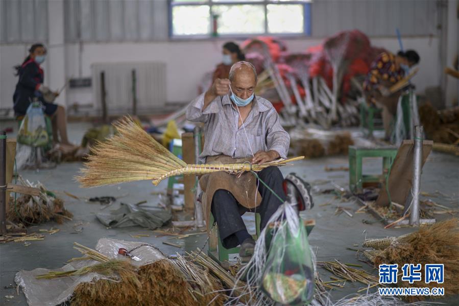 (決戰決勝脫貧攻堅·圖文互動)(3)“掃”出脫貧路:南疆深貧村巧變“創業村”