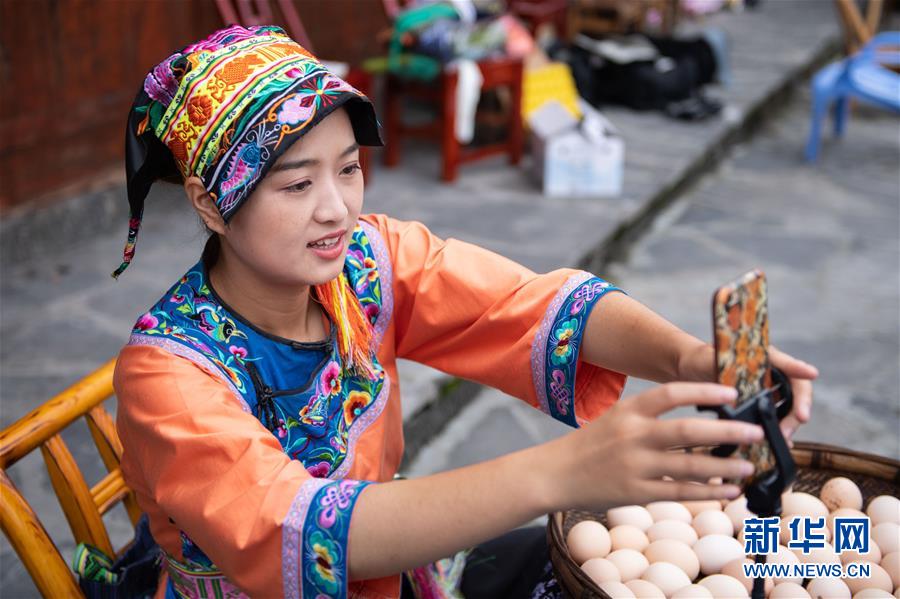 （新華全媒頭條&middot;走向我們的小康生活&middot;圖文互動）（6）那山，那人，那苗寨&mdash;&mdash;十八洞村三代人的奮斗史
