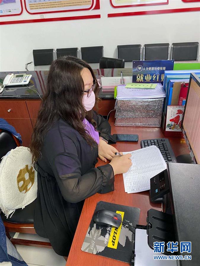 (新華網(wǎng)·圖文互動)(1)“就業(yè)紅娘”忙“牽線”