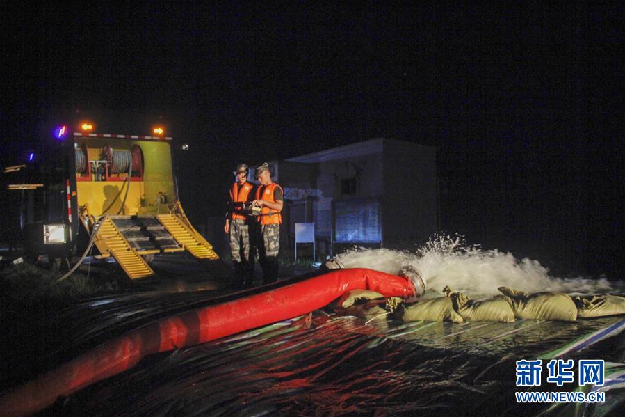 (防汛抗洪·圖文互動)(3)洪水不退,子弟兵誓死不退——解放軍和武警部隊官兵參與洪澇災害搶險救援記事