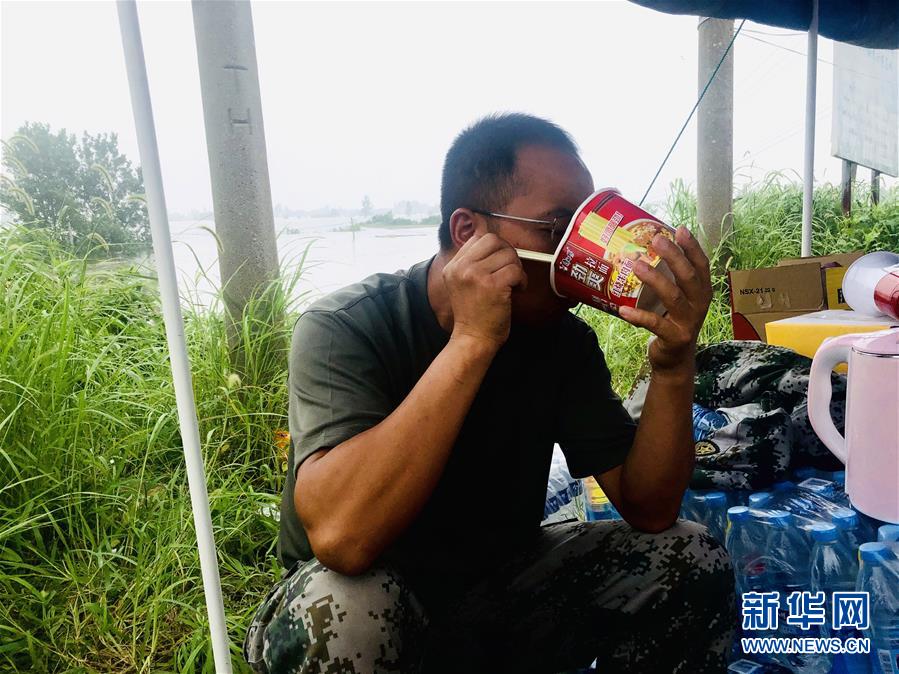 (防汛抗洪·一線人物·圖文互動)(1)萬家燈火明 壩上有神兵——安徽宿松長江大堤上的“守護者聯盟”群像