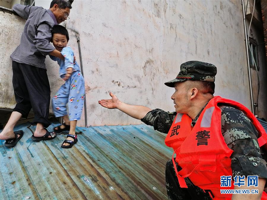 (防汛抗洪·圖文互動)(6)解放軍和武警抗洪搶險部隊各級黨組織充分發(fā)揮戰(zhàn)斗堡壘作用