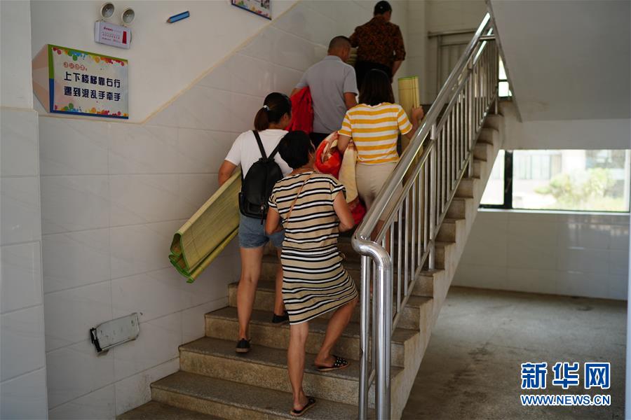 (在習近平新時代中國特色社會主義思想指引下——新時代新作為新篇章·習近平總書記關切事·圖文互動)(6)遮風雨 送安穩——受災群眾轉移安置中的暖心故事