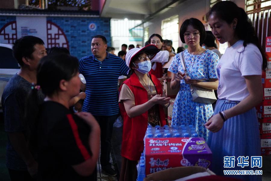 (新華全媒頭條·圖文互動)(9)百萬群眾大轉(zhuǎn)移——抗洪搶險救援直擊