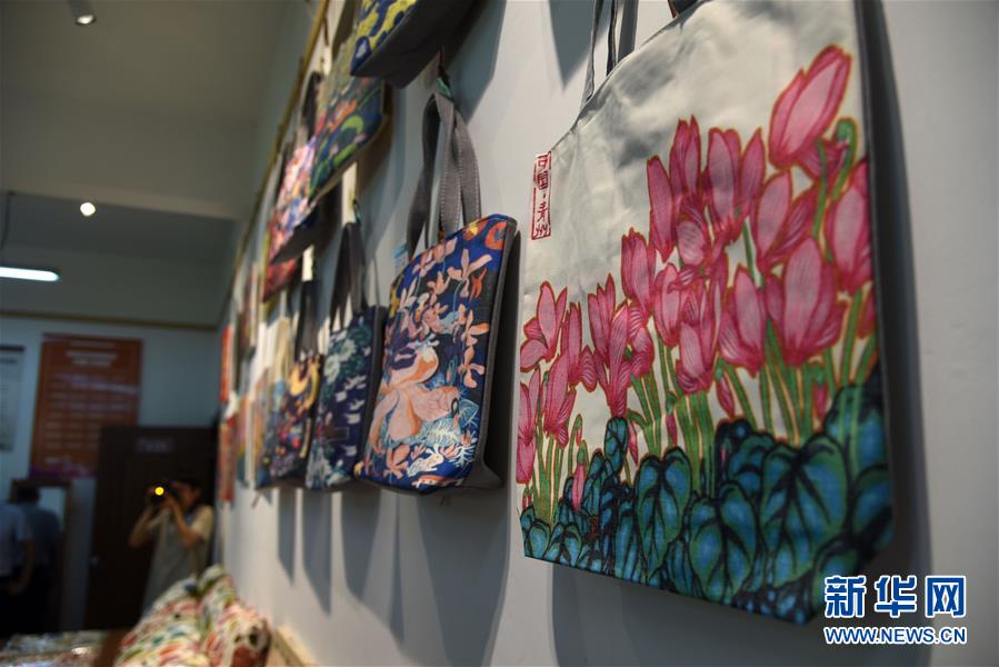 （走向我們的小康生活&middot;圖文互動）（7）放下鋤頭拿畫筆&mdash;&mdash;山東青州農民畫繪出美好新生活