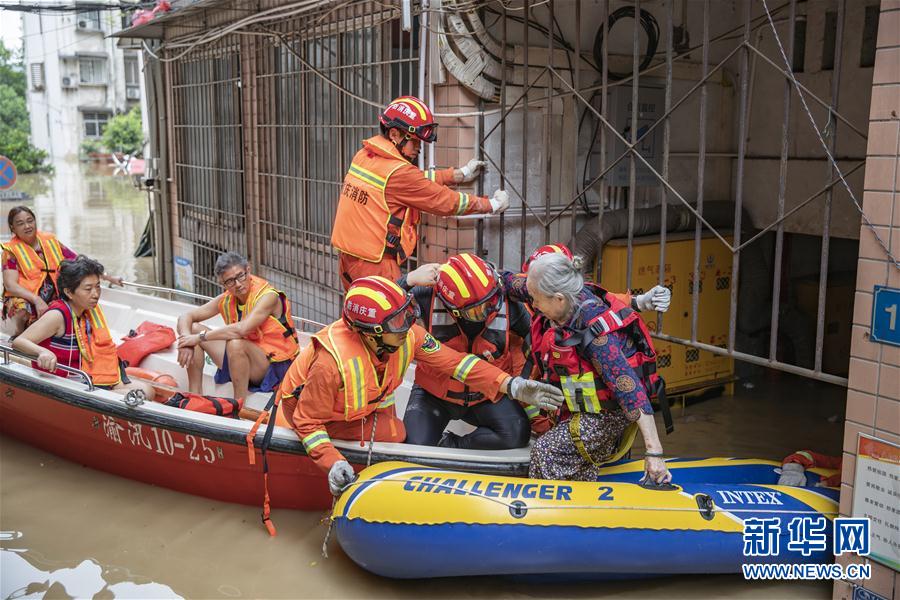 (防汛抗洪·圖文互動(dòng))(11)筑起防大汛的堅(jiān)強(qiáng)防線——重慶防御長(zhǎng)江、嘉陵江過境洪峰現(xiàn)場(chǎng)記錄