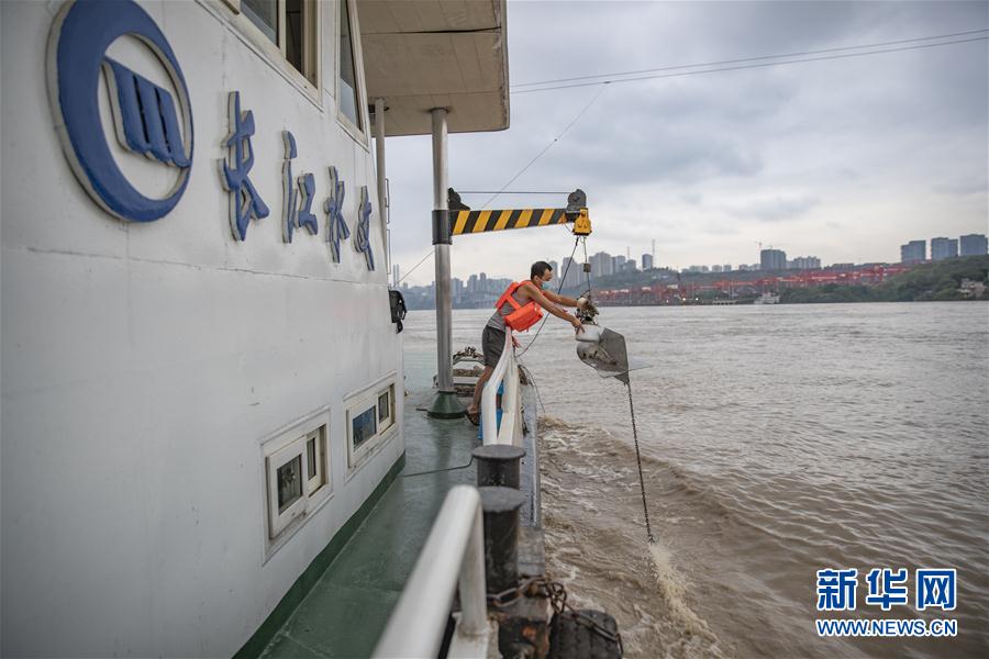 (防汛抗洪·圖文互動(dòng))(6)筑起防大汛的堅(jiān)強(qiáng)防線——重慶防御長(zhǎng)江、嘉陵江過境洪峰現(xiàn)場(chǎng)記錄