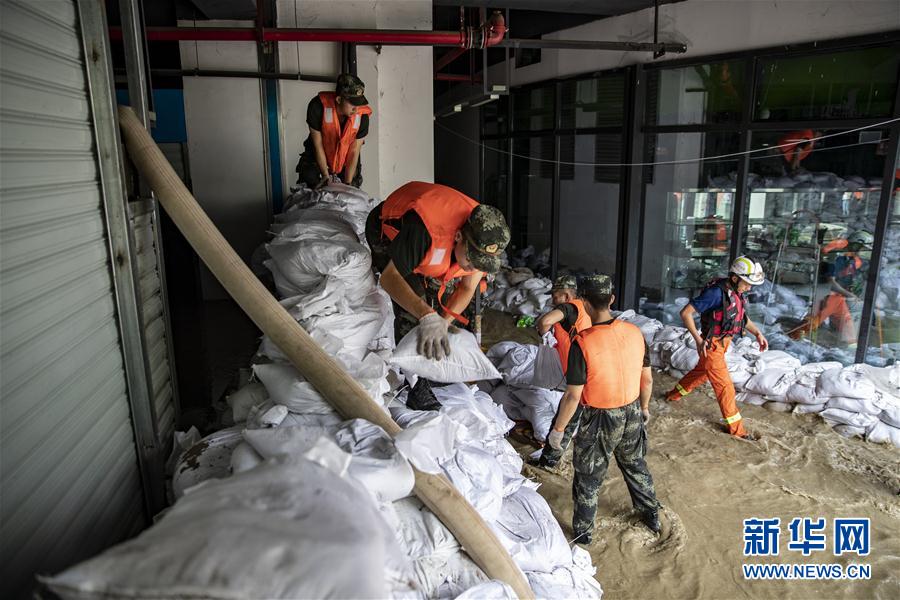 (防汛抗洪·圖文互動(dòng))(7)筑起防大汛的堅(jiān)強(qiáng)防線——重慶防御長(zhǎng)江、嘉陵江過境洪峰現(xiàn)場(chǎng)記錄