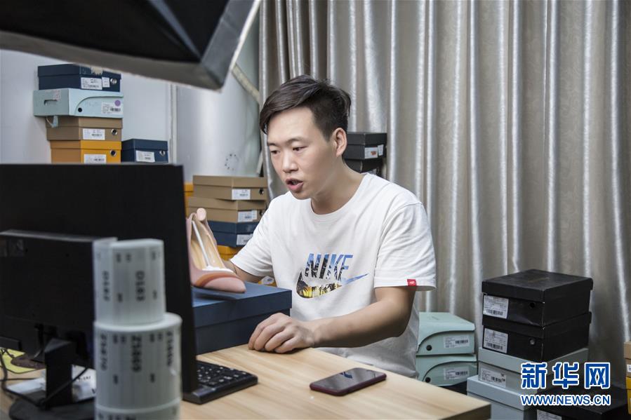 (總書記推動的改革身邊事·就業(yè)創(chuàng)業(yè)改革篇·圖文互動)(1)特寫:“網(wǎng)絡(luò)主播背后是轟鳴的工廠”——聆聽經(jīng)濟復(fù)蘇的新訊號