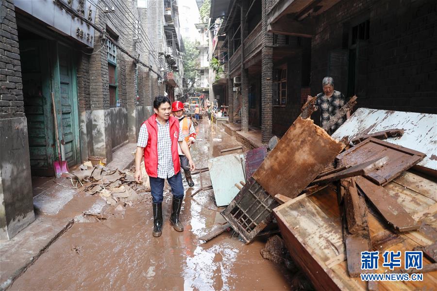 (在習近平新時代中國特色社會主義思想指引下——新時代新作為新篇章·習近平總書記關切事·圖文互動)(4)洪峰浪尖,鮮紅的黨旗高高飄揚——記防汛抗洪一線的共產黨員