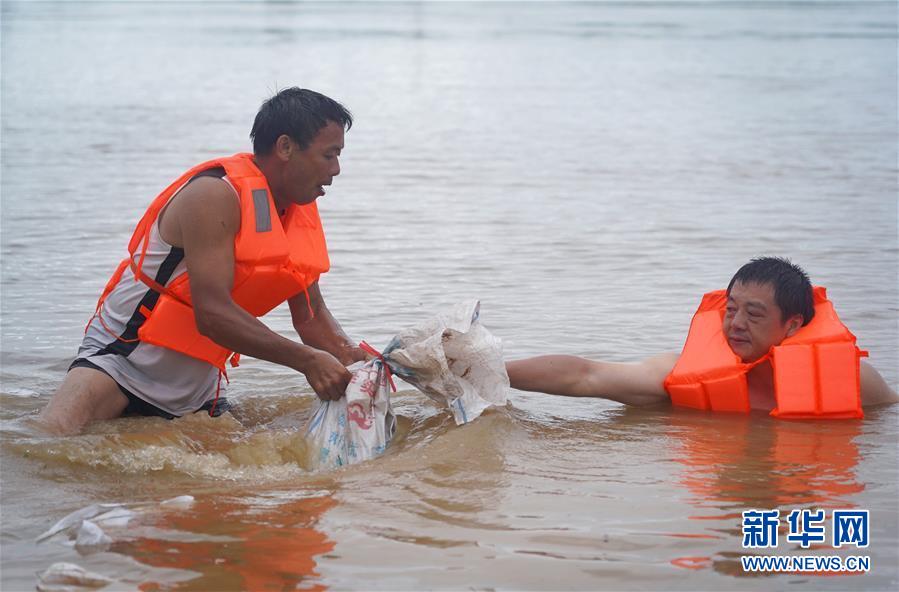 （在習近平新時代中國特色社會主義思想指引下&mdash;&mdash;新時代新作為新篇章&middot;習近平總書記關切事&middot;圖文互動）（5）洪峰浪尖，鮮紅的黨旗高高飄揚&mdash;&mdash;記防汛抗洪一線的共產黨員