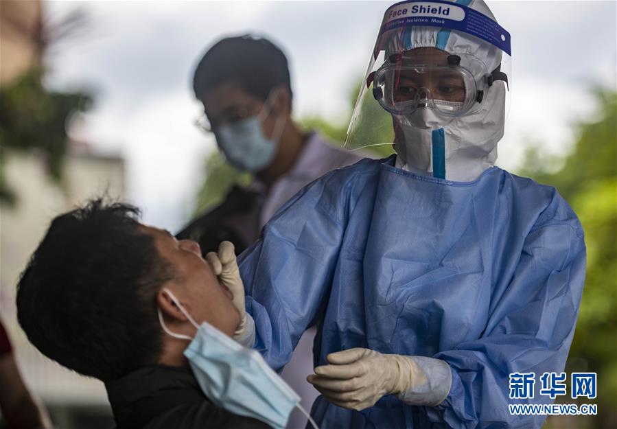 (熱點(diǎn)鮮報(bào)·圖文互動(dòng))(2)云南瑞麗:城區(qū)全員免費(fèi)開(kāi)展核酸檢測(cè)