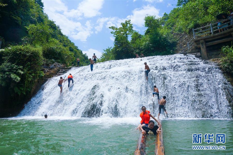 (集中連片特困地區(qū)貧困村調(diào)研行·圖文互動)(5)百果園里幸福長——湖南鳳凰縣菖蒲塘村脫貧調(diào)查