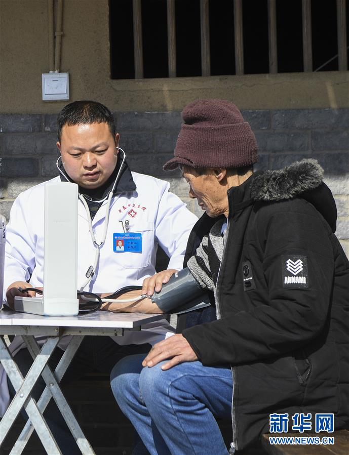 （習近平的小康故事&middot;新華網&middot;圖文互動）（5）&ldquo;真正解決好基層群眾看病難、看病貴問題&rdquo;&mdash;&mdash;習近平和群眾健康的故事