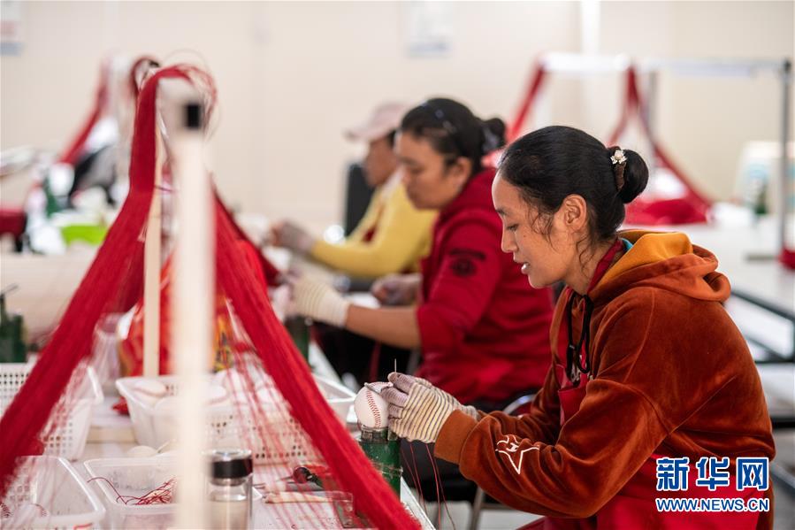 (決戰(zhàn)決勝脫貧攻堅(jiān)·圖文互動(dòng))(2)搬遷點(diǎn)的快樂事——云南努力讓搬遷群眾安居樂業(yè)