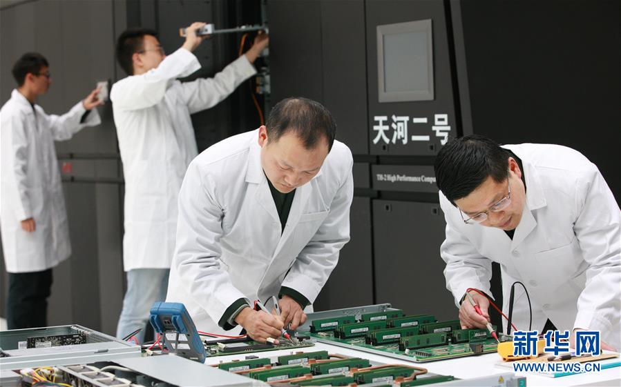 (在習近平強軍思想指引下·我們在戰位報告·圖文互動)(2)向著未來戰場沖鋒——國防科技大學科研創新記事